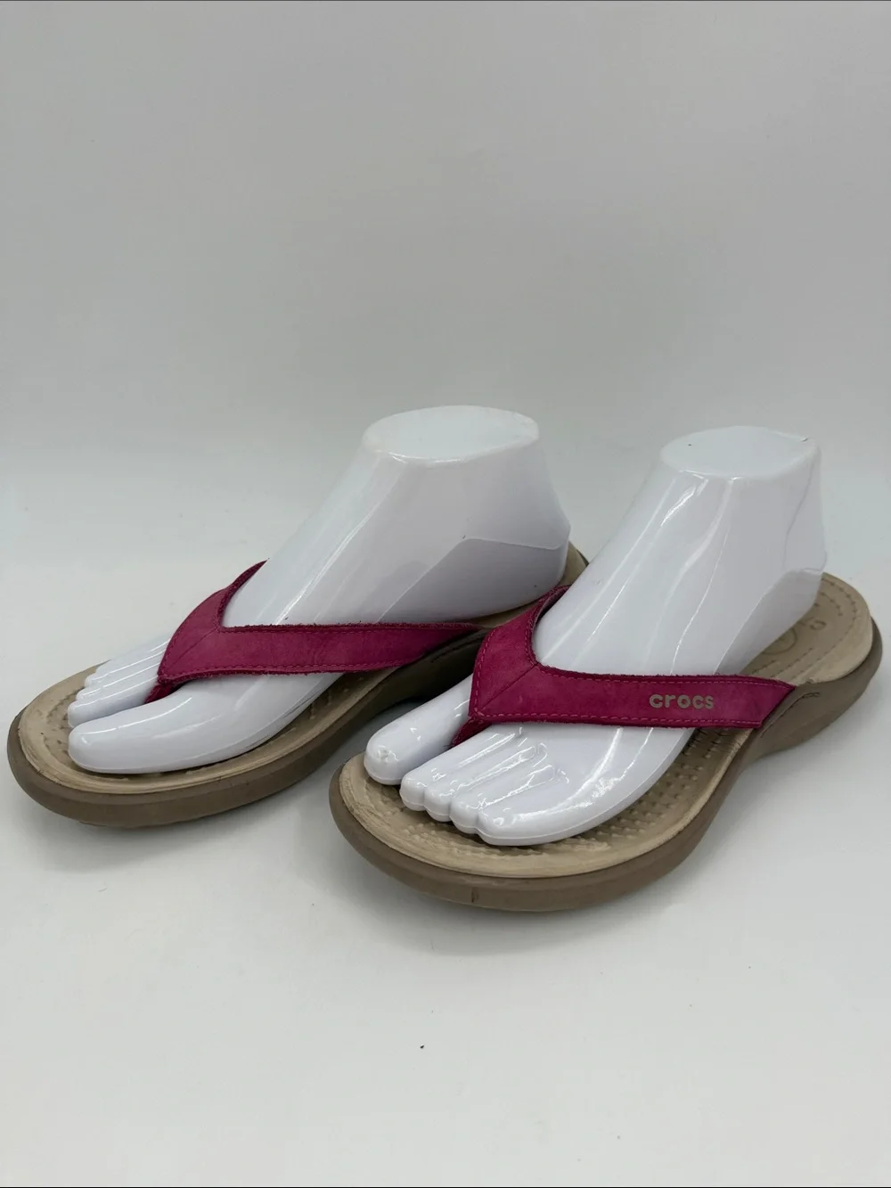 CROCS Capri IV Women's Size 7.0 Fuchsia Suede Cream Footbed